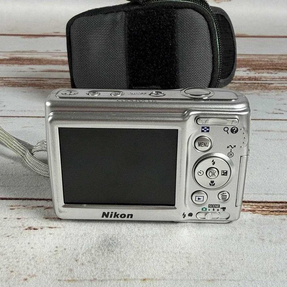 Nikon Coolpix L12 Digital Camera Silver Repairs Parts Frozen Lens As-Is Used